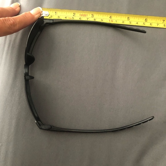 Like new, unisex lightweight polarized night/sport glasses with sport pc frame. - Picture 6 of 10